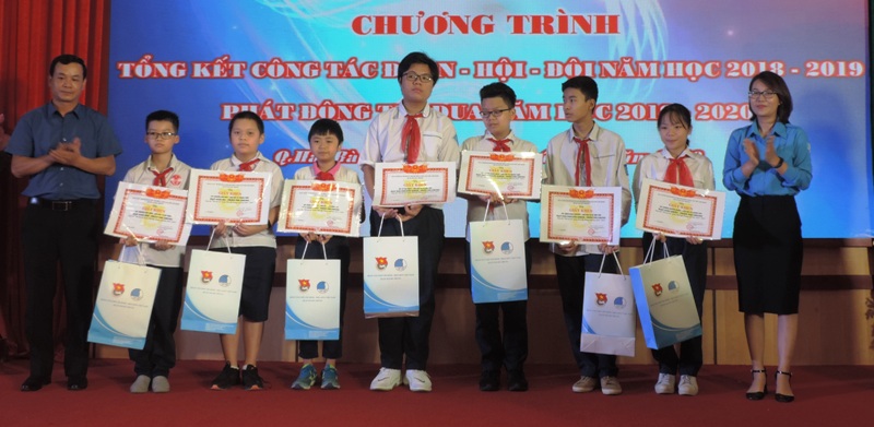 Khen thưởng học sinh đạt thành tích trong hội thi