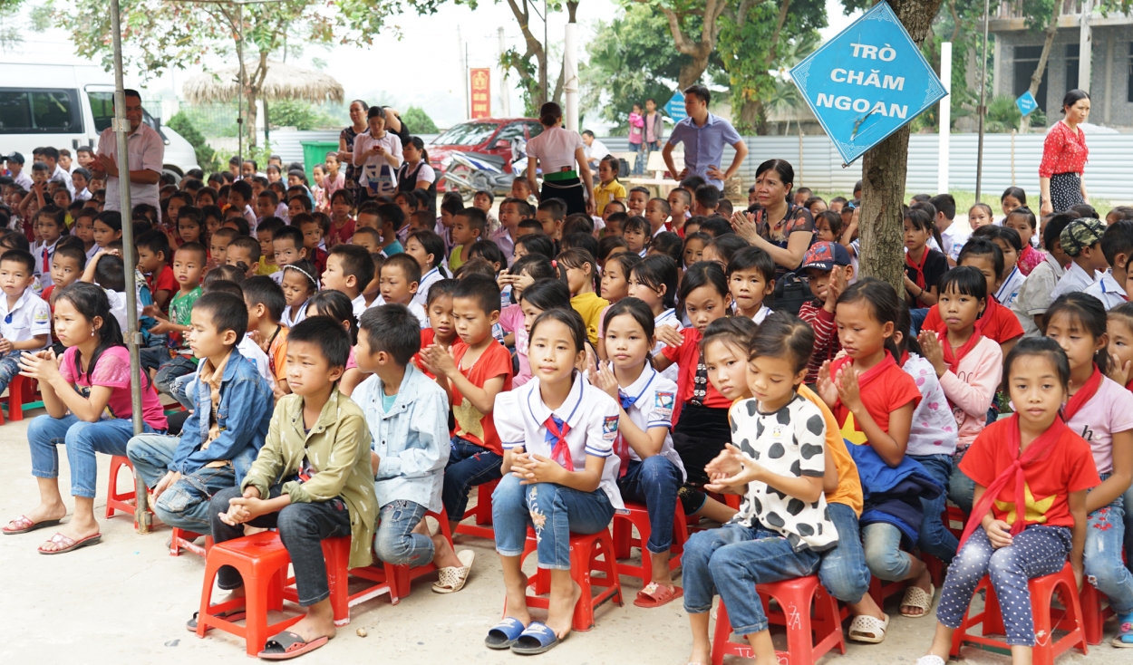 Các em học sinh trường THCS Thạch Lương (Văn Chấn, Yên Bái)