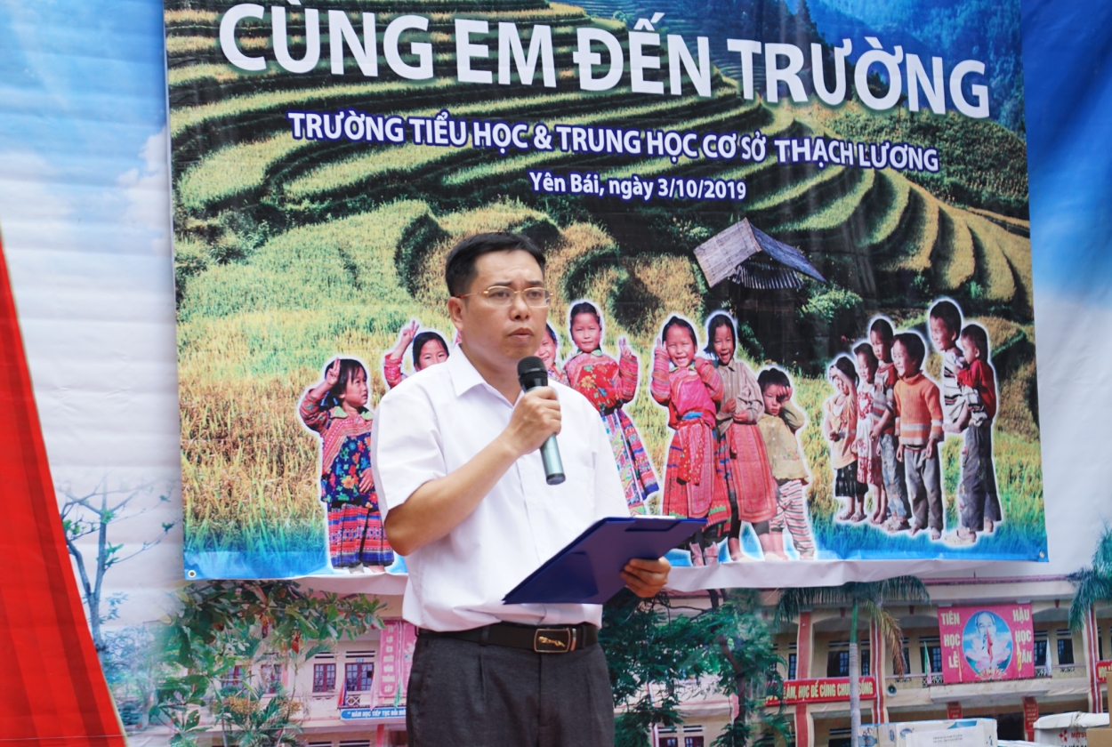 Hiệu trưởng trưởng THCS Đinh Trọng Đoàn nói lời cảm tạ báo Tuổi trẻ Thủ đô