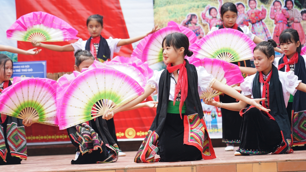 Một tiết mục văn nghệ do các em học sinh trường THCS Thạch Lương (Văn Chấn, Yên Bái) biểu diễn
