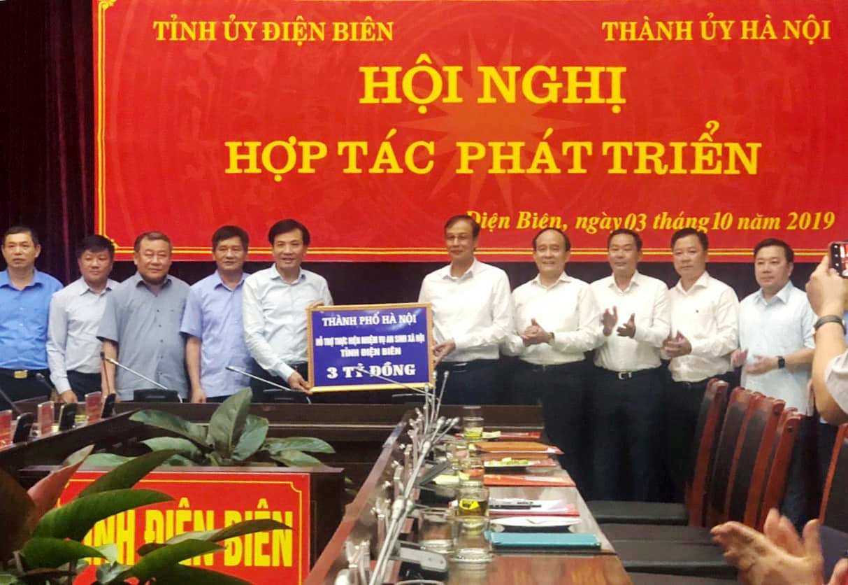 Phó bí thư Thành ủy Hà Nội Đào Đức Toàn cùng đoàn công tác trao 3 tỷ đồng hỗ trợ công tác an sinh xã hội của tỉnh Điện Biên