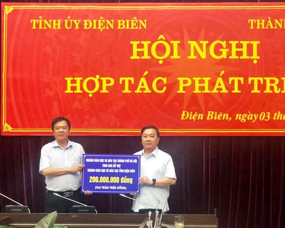 Đại diện ngành Giáo dục và Đào tạo Thành phố Hà Nội trao quà hỗ trợ ngành Giáo dục và Đào tạo tỉnh Điện Biên