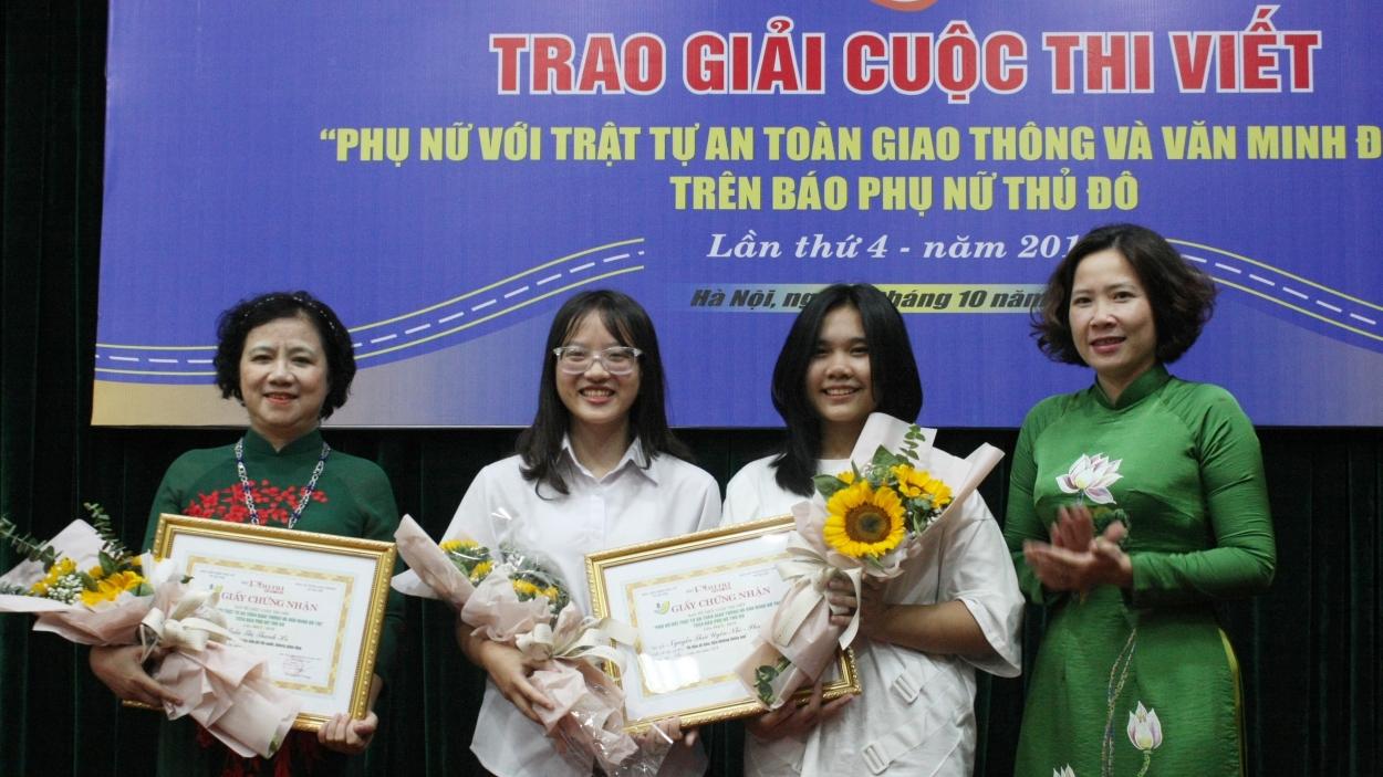 Trao giải cuộc thi viết “Phụ nữ với trật tự ATGT và văn minh đô thị”