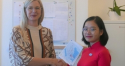 Trao quyền làm Đại sứ Thụy Điển trong một ngày cho nữ sinh Hà Nội