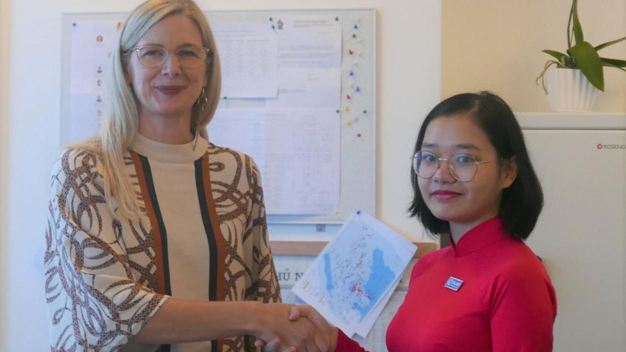 Trao quyền làm Đại sứ Thụy Điển trong một ngày cho nữ sinh Hà Nội