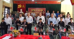 Đoàn công tác Thành phố Hà Nội thăm và tặng  quà đồng bào nghèo Bản Hon
