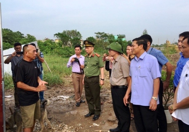 Lãnh đạo TP Hải Phòng và đại diện các cơ quan liên quan lắng nghe ý kiến, ghi nhận thực trạng.