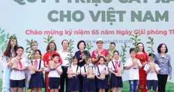 Vinamilk trồng hàng chục ngàn cây xanh, trao trăm ngàn ly sữa cho trẻ em Hà Nội