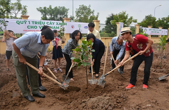 Các đại biểu trồng cây xanh do Qũy 1 triệu cây xanh cho Việt Nam trao tặng TP Hà Nội, tại Trường Tiểu học Tiên Dược B.