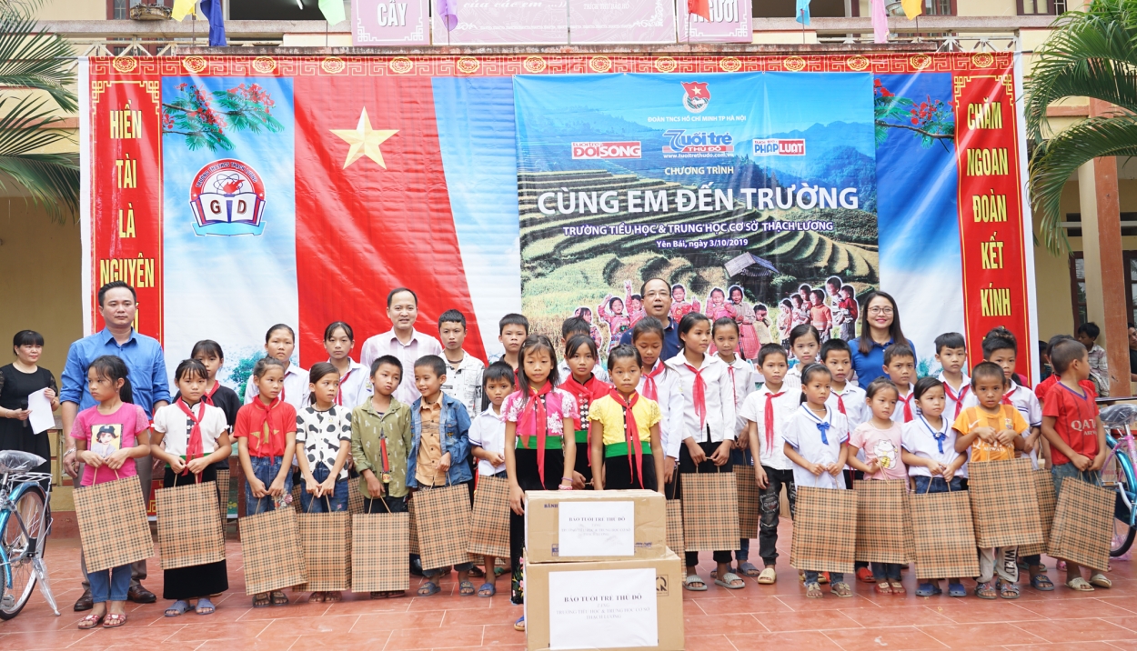 Gần 3000 cuốn vở do Tập đoàn Kosy ủng hộ đã được Báo Tuổi trẻ Thủ đô chuyển đến cho các em học sinh có hoàn cảnh khó khăn