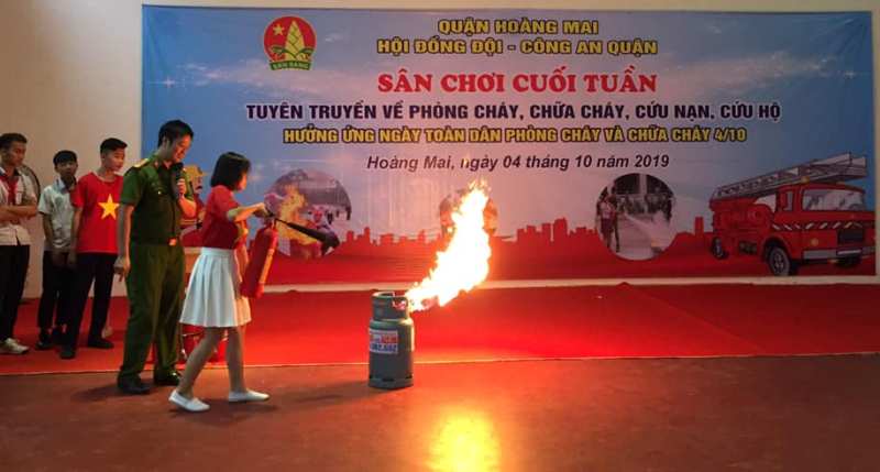 Thiếu nhi Hoàng Mai học cách phòng cháy chữa cháy qua “Sân chơi cuối tuần”