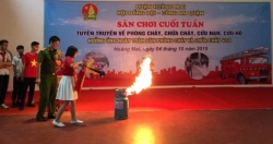 Thiếu nhi Hoàng Mai học cách phòng cháy chữa cháy qua “Sân chơi cuối tuần”