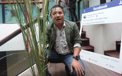 Chàng trai đưa cỏ vetiver tới cộng đồng
