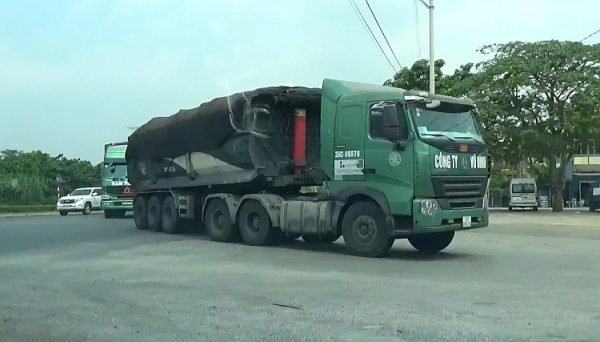 Nhà xe Vũ Đình chở quá tải tung hoành khắp mọi nẻo đường.