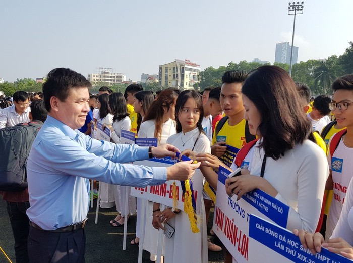 Ông Trần Xuân Hà - Phó trưởng Ban Tuyên giáo Thành ủy Hà Nội tặng cờ lưu niệm cho các đội