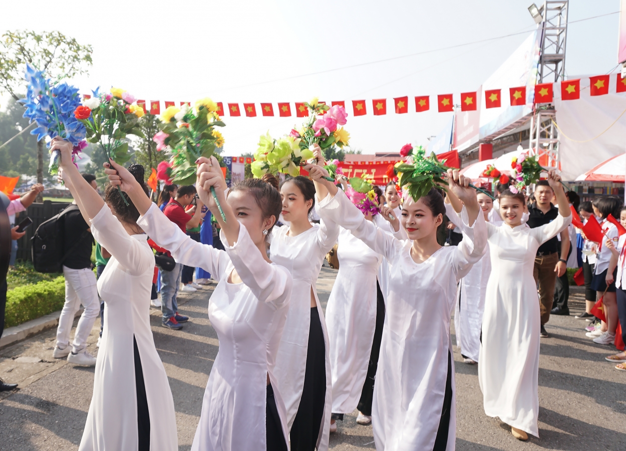 Tái hiện hình ảnh người dân Thủ đô đón chào đoàn quân giải phóng