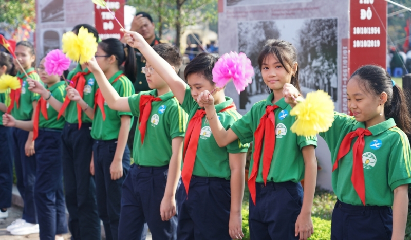 Học sinh trường THCS Nguyễn Tri Phương chào đón các đại biểu