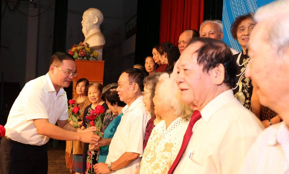 Đồng chí Nguyễn Ngọc Việt, Ủy viên Ban thường vụ Trung ương Đoàn, Bí thư Thành đoàn, Chủ tịch Hội Liên hiệp Thanh niên thành phố Hà Nội tặng hoa chúc mừng sinh nhật cho các bác Cựu cán bộ Đoàn Thủ đô