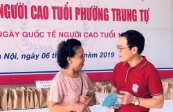 Khám bệnh và phát thuốc miễn phí cho hơn 100 người cao tuổi