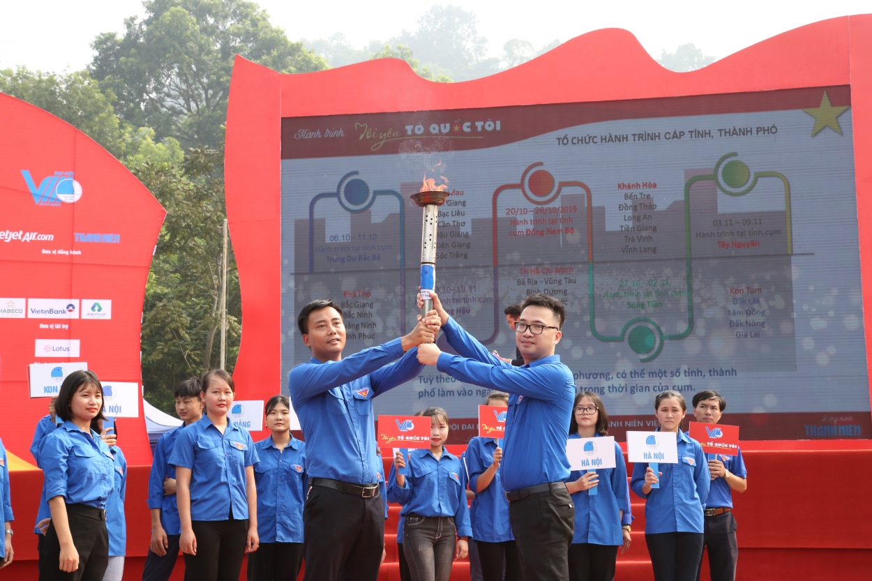 Anh Nguyễn Tường Lâm, UVBTV Trung ương Đoàn, Phó Chủ tịch Thường trực Trung ương Hội Liên hiệp Thanh niên Việt Nam (bên trái) và anh Nguyễn Đức Tiến, Phó bí thư Thành đoàn Hà Nội cùng ngọn lửa thiêng tại Đền Hùng, thắp sáng tinh thần của tuổi trẻ theo suốt Hành trình “Tôi yêu Tổ quốc tôi” 2019.