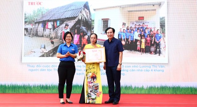 Tác giả Phan Thị Giang, Đài Truyền thanh-truyền hình Quỳ Hợp (tỉnh Nghệ An) nhận giải Nhất cuộc thi
