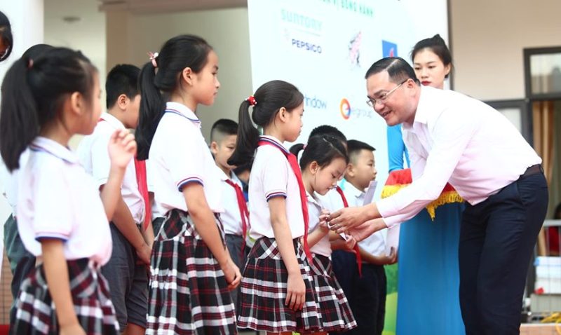 Đồng chí Nguyễn Ngọc Việt, Ủy viên Ban thường vụ Trung ương Đoàn, Bí thư Thành đoàn, Chủ tịch Hội LHTN Việt Nam thành phố Hà Nội trao học bổng tới các em học sinh