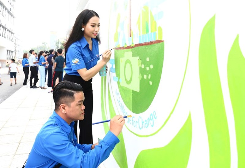Các đại biểu tham gia vẽ tranh