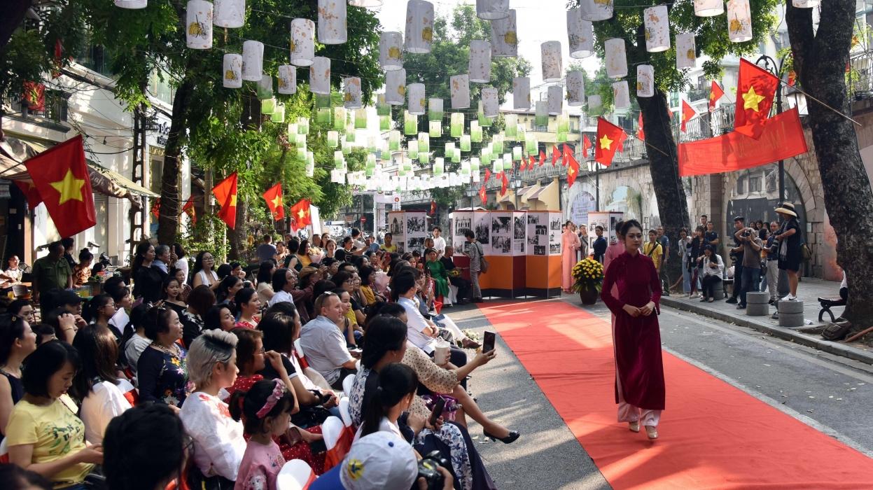 Hà Nội trang hoàng đón ngày lễ lớn...