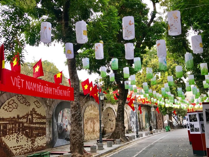 Phố bích họa Phùng Hưng được trang trí đẹp mắt và luôn sạch sẽ thu hút đông đảo người dân và du khách đến tham quan
