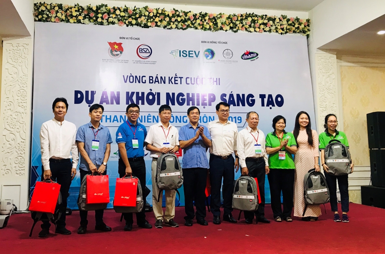 Đại diện Ban tổ chức trao quà lưu niệm tới Ban giám khảo Cuộc thi Dự án khởi nghiệp sáng tạo thanh niên nông thôn năm 2019