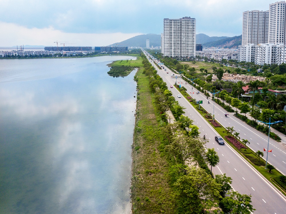 Halong Marina nằm trải dài bên bờ vịnh di sản.