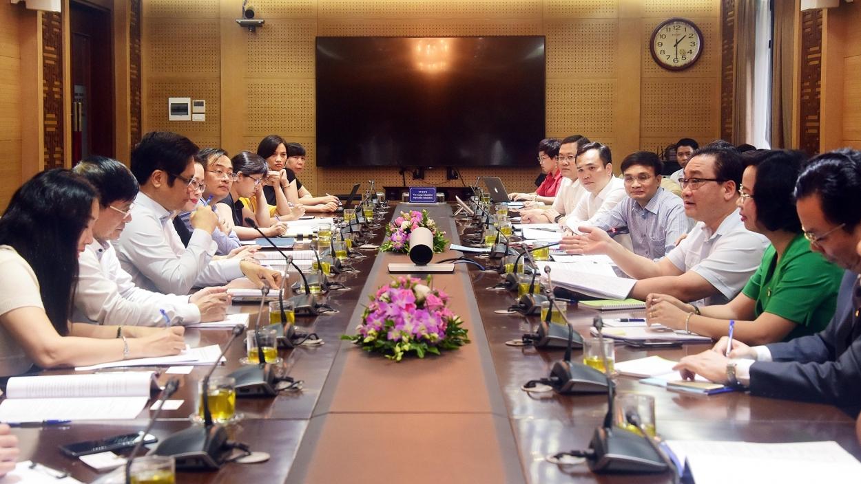 Bí thư Thành ủy Hoàng Trung Hải tiếp đại diện các Hiệp hội doanh nghiệp tại Việt Nam