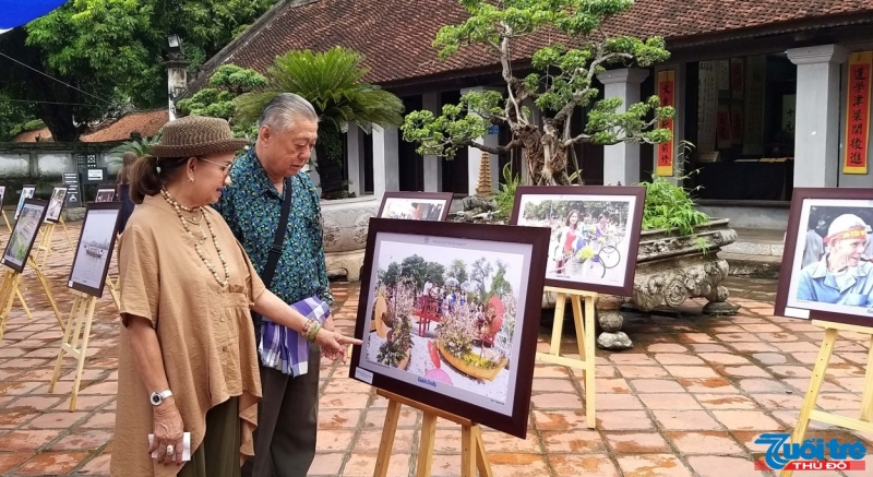 Du khách trong và ngoài nước chăm chú thưởng lãm ảnh tại triển lãm