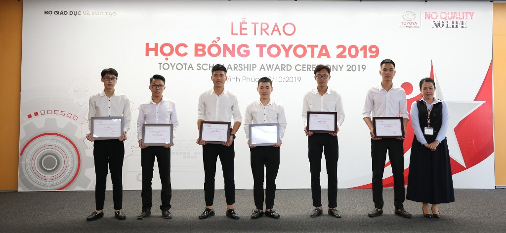 Bà Đỗ Thu Hoàng - Phó TGĐ Công ty Ô tô Toyota Việt Nam, trao Học bổng Toyota cho các em sinh viên