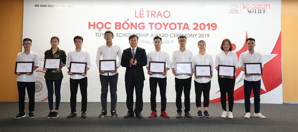 Ông Doãn Hồng Hà - Phó Vụ trưởng Vụ GDCT &amp; CTHSSV trao Học bổng Toyota Việt Nam cho các em sinh viên