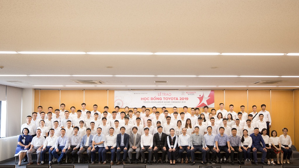 Các sinh viên nhận học bổng khu vực miền Bắc chụp ảnh cùng đại diện Công ty Ô tô Toyota Việt Nam và Bộ GD-ĐT