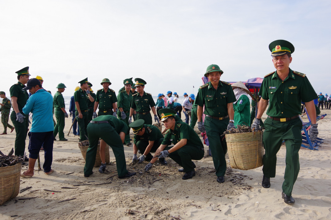 Cán bộ, chiến sĩ, nhân dân tình nguyện tham gia dọn rác thải, làm sạch môi trường