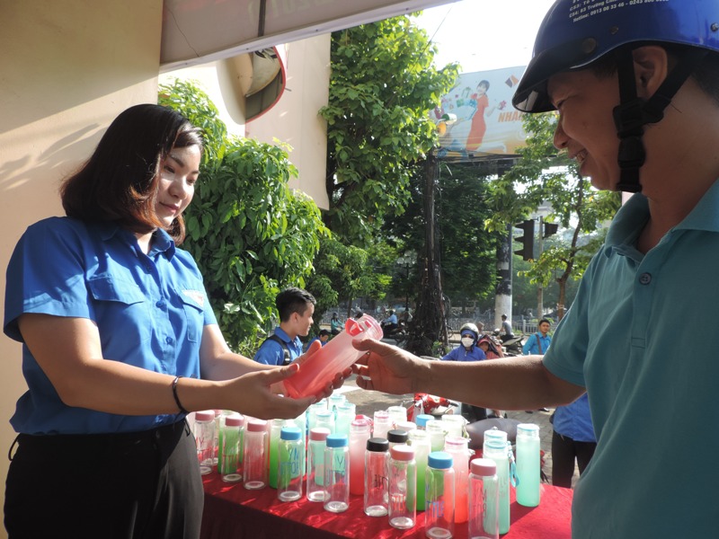 Không chỉ đoàn viên, thanh niên đông đảo người dân cũng đến tham gia