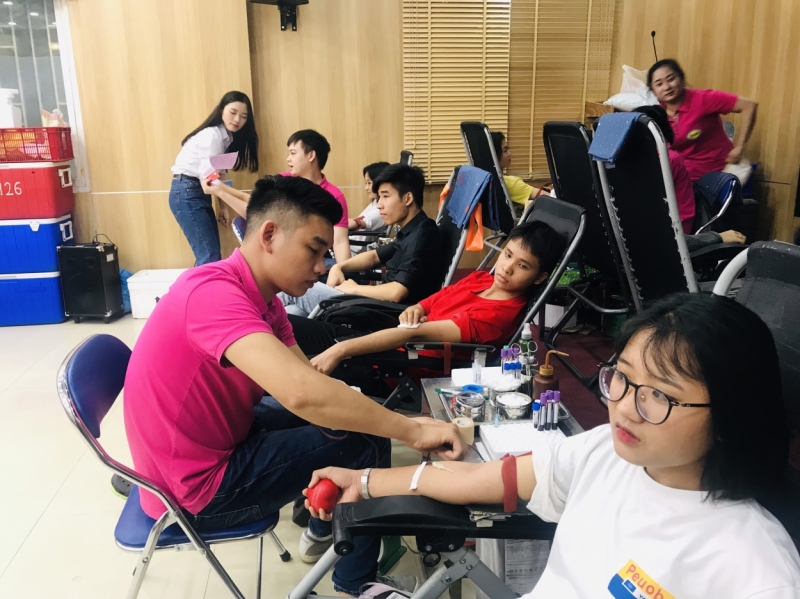 Hội viên, sinh viên Hội LHTN Việt Nam thành phố Hà Nội tham gia hiến máu tình nguyện