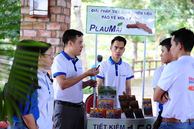 Đoàn viên thanh niên giới thiệu về mô hình khởi nghiệp tại Lễ Xuất quân Hành trình Thanh niên khởi nghiệp đổi mới sáng tạo