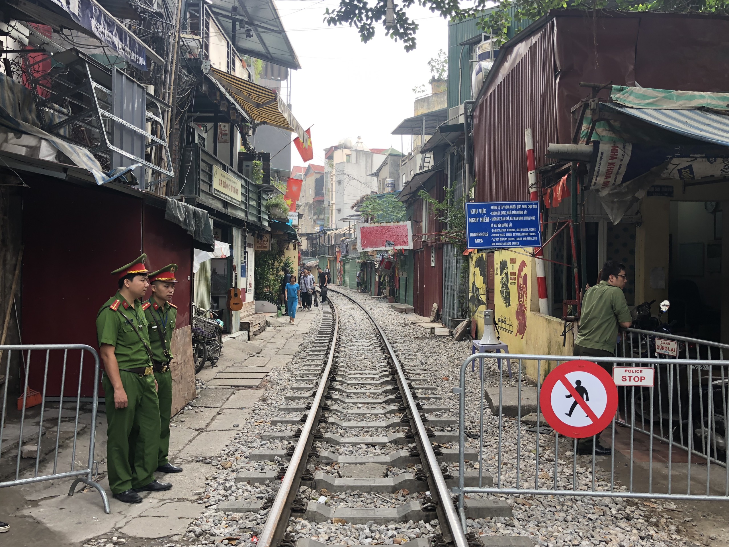 Khu cà phê đường tàu vắng vẻ trong ngày bị đóng cửa