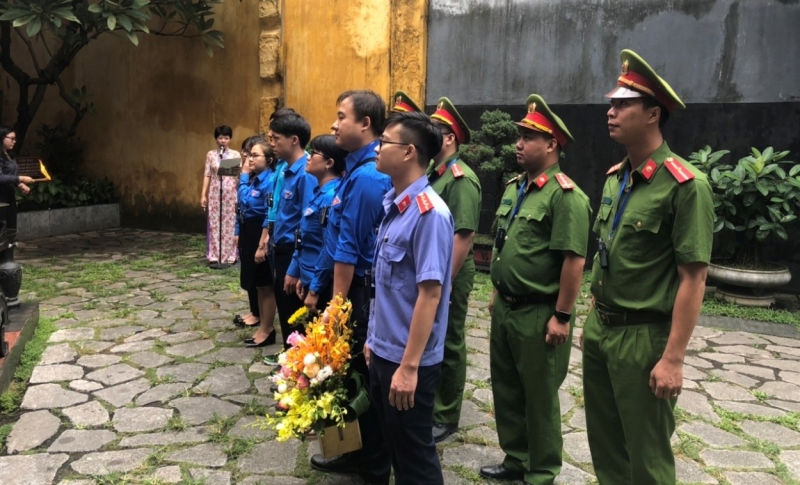Các đại biểu Đoàn khối công nhân viên chức quận Hoàng Mai làm lễ dâng hương tại di tích Nhà tù Hỏa Lò