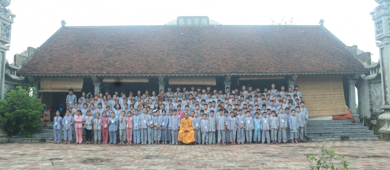Đại đức Thích Thanh Thuần cùng các em thiếu nhi trong khóa tu mùa hè