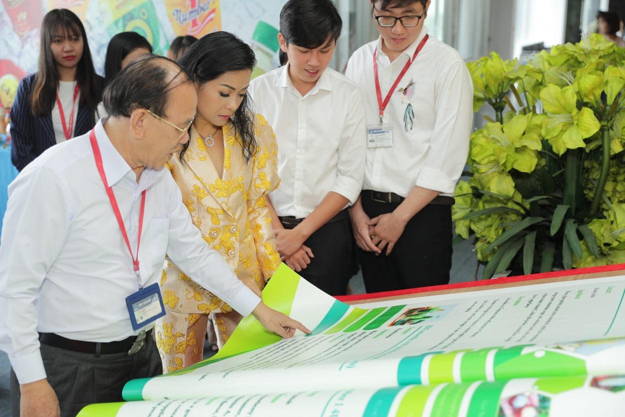 Cuốn sách có kích thước là 83,5 x 131 cm và nặng hơn 100kg