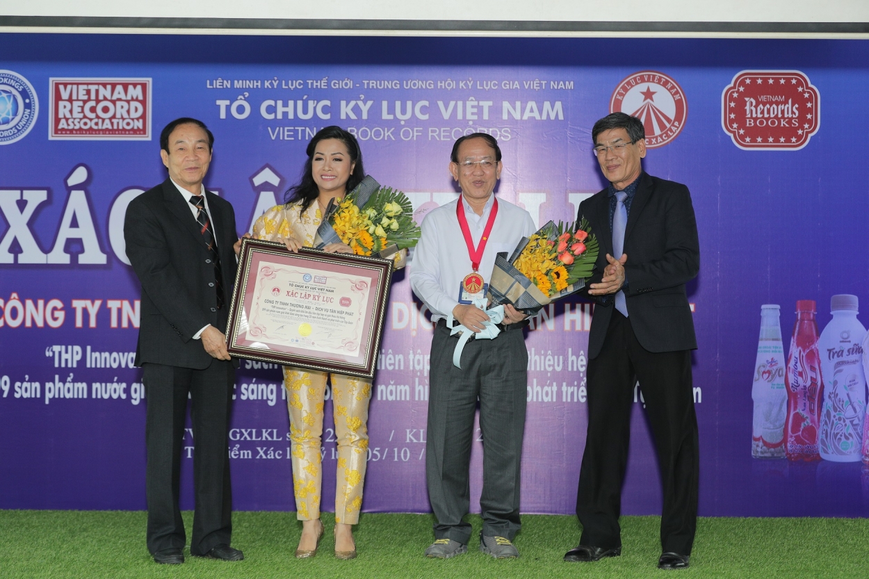 Bà Trần Uyên Phương – Phó Tổng Giám đốc tập đoàn Tân Hiệp Phát cùng Ông Nguyễn Văn Tư – Giám đốc khối Nghiên cứu và Phát triển đón nhận bằng xác lập kỷ lục và huy hiệu do Tổ chức kỷ lục Việt Nam trao cho cuốn sách THP Innnovation