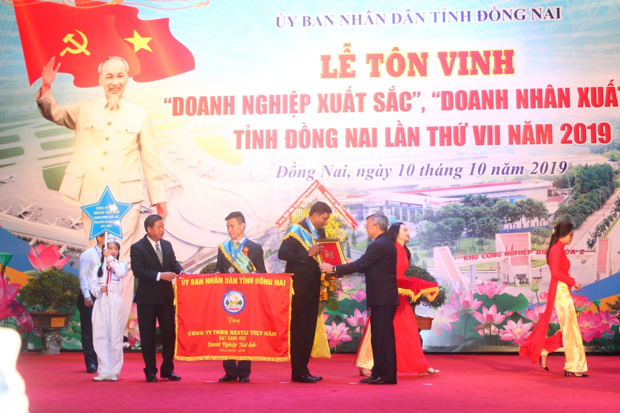 Lãnh đạo UBND tỉnh Đồng Nai trao cờ