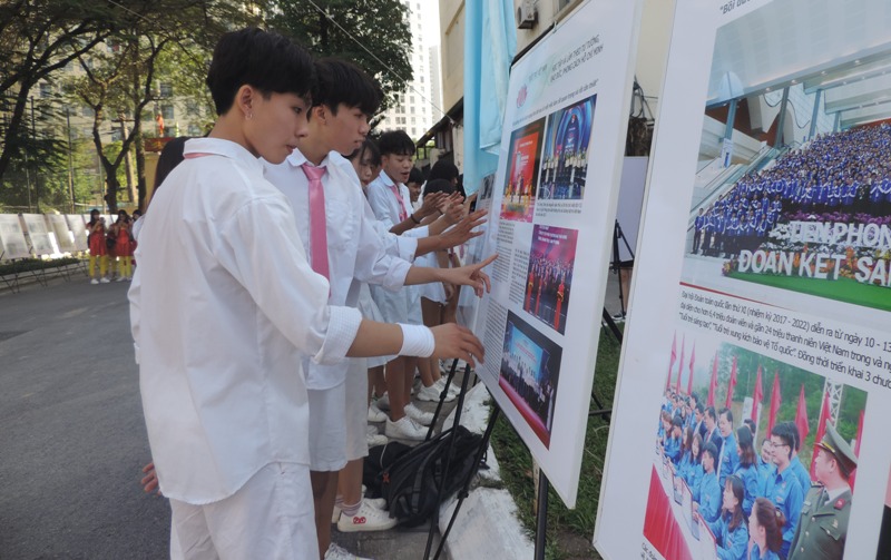 Các bạn trẻ quận Hoàng Mai tham quan triển lãm ảnh