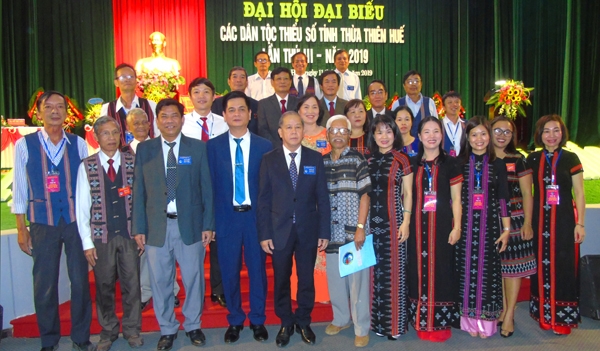 Thứ trưởng, Phó Chủ nhiệm Y Thông chụp ảnh lưu niệm với các đại biểu tham dự Đại hội