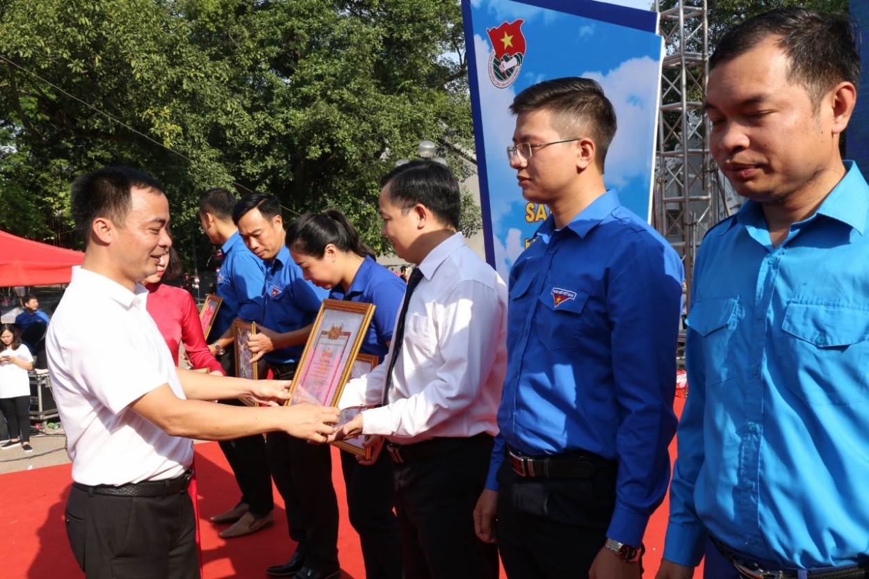 Đồng chí Nguyễn Hồng Hải, UVBTV, Trưởng ban Thanh niên Xung phong Trung ương Đoàn trao bằng khen tới tập thể có thành tích tại Ngày hội “Tôi yêu Tổ quốc tôi”