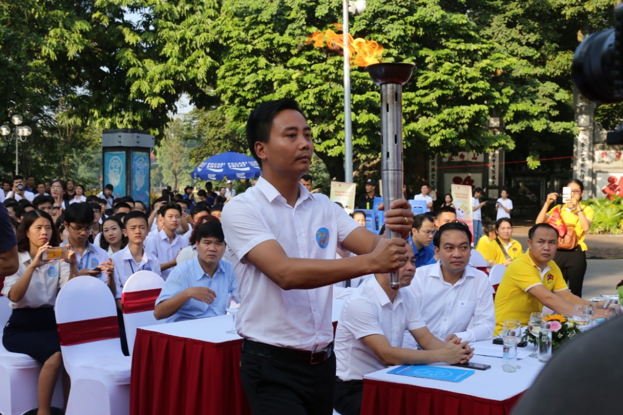 Đồng chí Nguyễn Đức Tiến, Phó bí thư Thành đoàn Hà Nội mang ngọn thiêng “Tôi yêu Hà Nội” đại diện cho tinh thần và ý chí của Tuổi trẻ Thủ đô được thổi bùng lên từ tượng đài vua Lý Thái Tổ